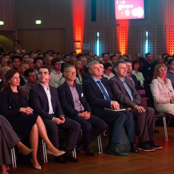Evolucija.AI 2026: umetna inteligenca iz eksperimentov v konkretno uporabo